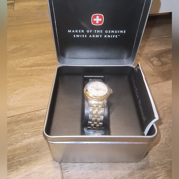 Wenger Swiss Military 79096 Women Silver Gold Tone Stainless Steel Watch IOB - Picture 3 of 8